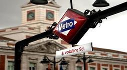 Entrada a la boca de metro Vodafone Sol en la Puerta del Sol. / Alberto Ferreras