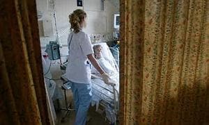 Una enfermera atiende a un paciente en un hospital inglés.