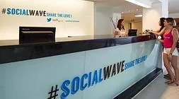 Los usuarios pueden contactar con el personal del hotel utilizando #SocialWave enTwitter. / Atlas