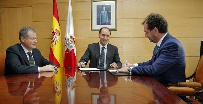 El presidente de Cantabria, Ignacio de Diego, en el centro, firmó el convenio con representantes de Tubacex el pasado miércoles./ E.C.