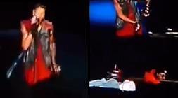 Justin Bieber barre el suelo del escenario con una bandera argentina