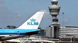 Un avión de la compañía KLM en el aeropuerto de Ámsterdam./ Afp