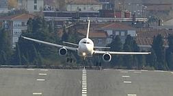 Un avión trata de tomar tierra en Loiu bajo un fuerte viento. / F. Gómez