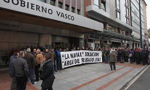 Trabajadores de La Naval se manifiestan junto al Gobierno vasco. /Telepress