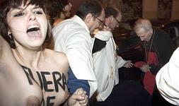 Rouco iba a celebrar una misa cuando se topó con las activistas de Femen.