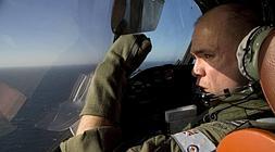 Un piloto australiano realiza un reconocimiento de la zona./ REUTERS