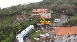 El camión remolcado por la grúa/ Luis Calabor