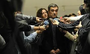 Jonan Fernádez atiende a los medios para explicar el cese de Urkijo./ Igor Aizpuru