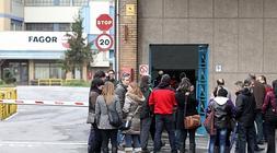 Trabajadores de Edesa se dirigen a una reunión en la planta de Basauri./ Jordi Alemany