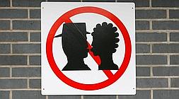 Señal de prohibición en una estación de tren inglesa.