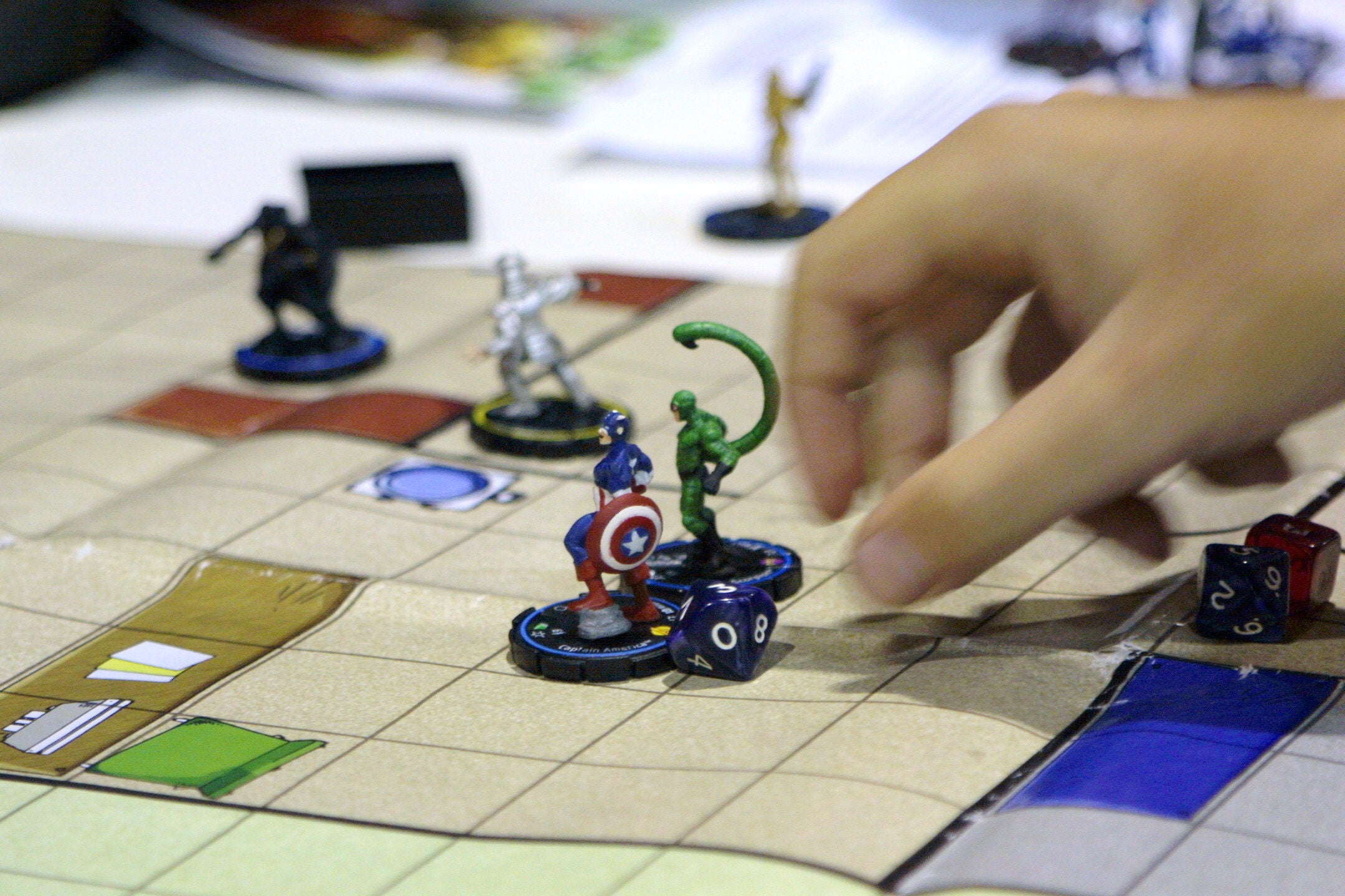 Las figuras disponen de un disco giratorio en la base que permite cambiar sus superpoderes durante la partida.