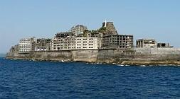 El islote con sus edificios en ruinas salidos de una ficción apocalíptica.ca.