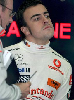 SERIO. Alonso no anduvo fino en la sesión de ayer. / REUTERS
