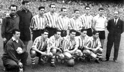 LOS 'ONCE ALDEANOS'. Orue, tercero por la izquierda de pie, formó parte del legendario equipo del Athletic que en 1958 ganó la Copa que se disputó en el Santiago Bernabéu y frente al Real Madrid. / MANU CECILIO