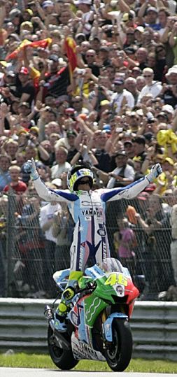 CHAPEAU. Valentino Rossi celebra la victoria nada más cruzar la línea de meta. / REUTERS