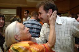 GOBIERNO. Jon Karla Menoyo es felicitado tras conseguir la victoria en las elecciones. / JOSÉ MONTES