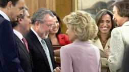 EN LA ZARZUELA. Los nuevos ministros charlan distendidos con la Reina en presencia de Rodríguez Zapatero. / EFE