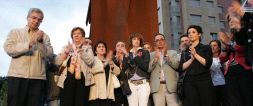 MEMORIA. La Corporación municipal, con su alcalde, Carlos Totorika, a la izquierda, participa en la concentración silenciosa ante el monumento de Ibarrola. / IGNACIO PÉREZ