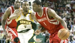 PRÓXIMO COMPAÑERO. Tracy McGrady, estrella de Houston, avanza ante Lewis. / EL CORREO