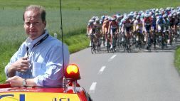 EL 'JEFE'. Prudhomme, en el coche del director del Tour de Francia, al inicio de una etapa. / AFP