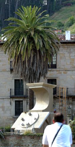 DOS BLOQUES de piedra componen el reloj. / JORDI ALEMANY