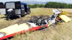 SEGOVIA. Dos personas murieron al estrellarse un ultraligero en un campo junto a un aeródromo. / EFE