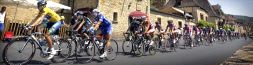 AL FRENTE. Contador encabeza la fila del pelotón durante la etapa de ayer, previa a la crono que decidirá el vencedor final del Tour de Francia. / AP