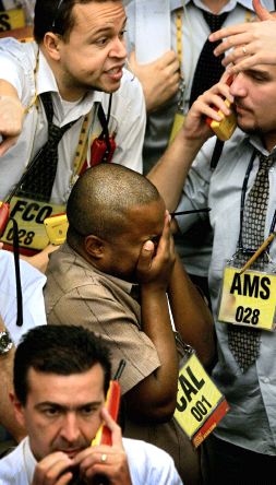 Operadores de la Bolsa de Sao Paolo, en la sesión de ayer. /AFP