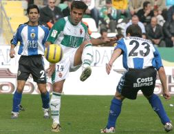 KATXORRO, con la camiseta del Elche, golpea a la pelota ante la oposición de Dani Borreguero. / LA VERDAD