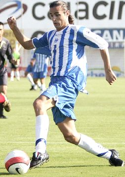 Toni Moral conduce el balón en el amistoso de Miranda. / EL CORREO