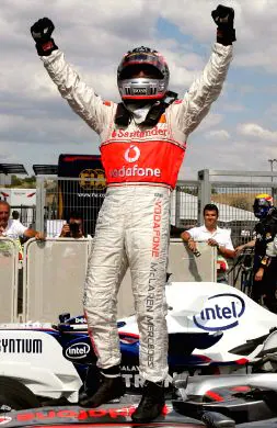 'POLE' FRUSTRADA. Alonso celebra su primer puesto en la calificación antes de ser sancionado. / AFP