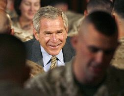 Bush comparte rancho con los soldados en Virginia. / REUTERS