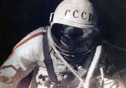 PIONERO. Leonov, durante su paseo espacial y ayer. / EFE