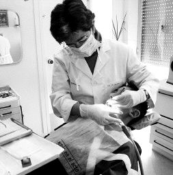 Una dentista atiende a un niño en un ambulatorio. / EL CORREO