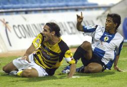 PRECEDENTE. Astudillo y Mariño resbalan por el césped durante el encuentro del miércoles en la Copa. / IOSU ONANDIA