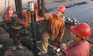Trabajadores de Petrochina, en una plataforma extractora de la compañía. / reuters
