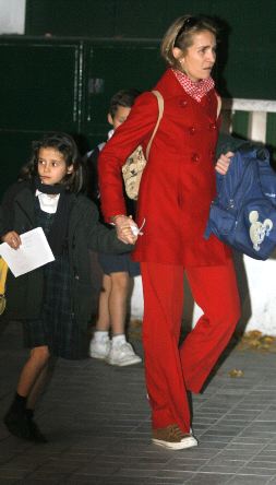 Doña Elena lleva, ayer, a su hija Victoria Federica al colegio. / REUTERS