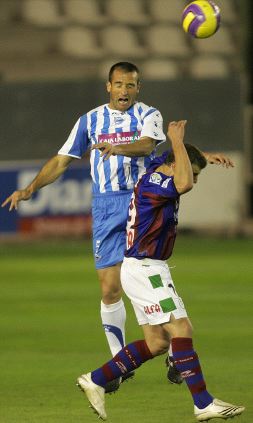 Mateo supera por alto a un jugador del Eibar. / NURIA GONZÁLEZ