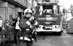 EMERGENCIA. Un bombero de Artaza se prepara para sofocar un incendio en Algorta. / PEDRO URRESTI