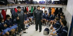 PUEDE VOLVER. Técnicos del Antiguoko charlan con jugadores de uno de sus equipos juveniles en un entrenamiento de la pasada temporada. / JOSÉ MARI LÓPEZ