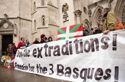 LONDRES. Protestas, ayer, a las puertas del Tribunal Superior de Justicia británico. / EFE