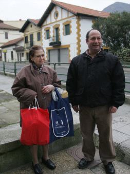 POR FIN EN CALMA. Carmen Flete y Miguel Linares, junto a su casa de Alonsotegi. / FOTOS: MIREYA LÓPEZ