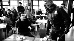 ENFRENTAMIENTO. Un joven se encara con uno de los ertzainas que accedió a la cafetería universitaria tras el grupo de alborotadores. / FOTOS: IGNACIO PÉREZ