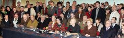 RESPALDO AMPLIO. Xabier Arzalluz, Begoña Errazti y Mikel Etxaburu, entre otros muchos, mostraron su solidaridad con los condenados por el macrosumario 18/98, ayer, en Bilbao. / TELEPRESS