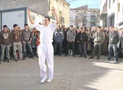 La danza de 'Los Brindis' se interpretará el próximo 1 de enero en la plaza de Grávalos. / EL CORREO
