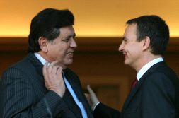 SINTONÍA. Zapatero y el presidente de Perú se reunieron ayer en La Moncloa. / AFP