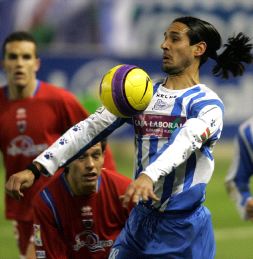 MÁS RIGOR. Astudillo controla el balón con el pecho en el partido ante el Numancia. / N. GONZÁLEZ