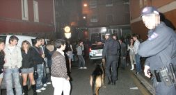 MOVIDA. Los sábados por la noche casi una treintena de policías locales tratan de apaciguar las reyertas. / LUIS CALABOR