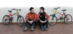 SOCIOS. Antón y Txurruka, sentados junto a la entrada de la sede de la Fundación Euskadi, en Derio. / IGNACIO PÉREZ