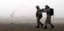 REALISMO. Dos jugadores ataviados y pertrechados para la batalla en el desierto de Los Monegros.